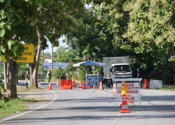 KEBERKESANAN sekatan  jalan raya oleh pihak berkuasa menyebabkan ramai yang menggunakan laluan tikus untuk keluar masuk dari Kuala Sanglang di Kangar, Perlis. UTUSAN/SHAHIR NOORDIN