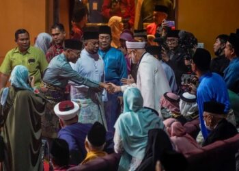 IDRIS Ahmad beramah mesra bersama sebahagian tetamu yang hadir pada Majlis Pembukaan Tilawah Al-Quran Peringkat Antarabangsa Ke-62 Tahun di Pusat Konvensyen Kuala Lumpur. - UTUSAN/AMIR KHALID
