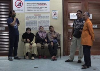 KELUARGA remaja berusia 14 tahun yang meninggal dunia dihempap pokok besar sedang menunggu jenazah dikeluarkan untuk dibawa pulang, di hadapan Unit Forensik, Hospital Tengku Ampuan Afzan (HTAA) di Kuantan, Pahang. - UTUSAN/ DIANA SURYA ABD WAHAB