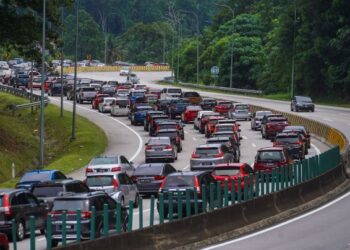 Sempena hari pengundian esok, dilaporkan beberapa lebuh raya menuju ke pantai timur dan utara kenderaan bergerak perlahan. - Gambar hiasan
