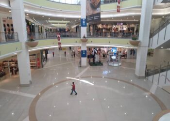 SUASANA kelihatan lengang tanpa kehadiran pengunjung seperti biasa di kompleks beli belah AEON Bandaraya Melaka pada hari pertama SOP PKP 3.0 diperketatkan. - UTUSAN/MUHAMMAD SHAHIZAM TAZALI