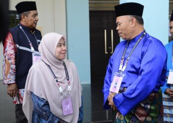 MOHD. JOHARI Hussain (kanan) berbual dengan Nor Idayu Hashim selepas majlis penamaan calon PRU15 DUN Tioman di Dewan Jubli Perak Sultan Haji Ahmad Shah, Rompin, Pahang. - UTUSAN/SHAIKH AHMAD RAZIF