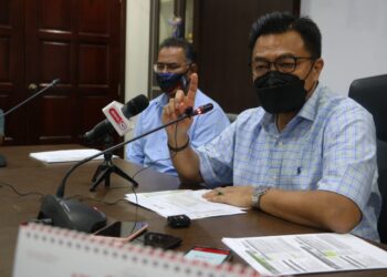 MOHD. SHARKAR Shamsudin (kanan) dalam sidang akhbar di Pejabat UMNO Temerloh di Mentakab, Pahang. - UTUSAN/SALEHUDIN MAT RASAD