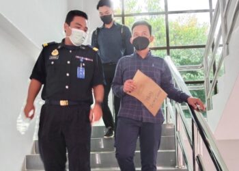 TIONG Soon Trading & Transport Sdn. Bhd. selaku OKS didenda RM4,500 oleh Mahkamah Majistret Alor Gajah, Melaka kerana membawa muatan yang tidak dibenarkan. - UTUSAN/MUHAMMAD SHAHIZAM TAZALI