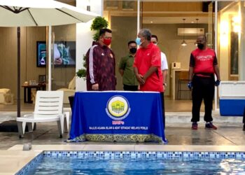 TUANKU Syed Faizuddin Putra Jamalullail (kiri) menyerahkan sumbangan zakat MAIPs kepada  asnaf kariah Masjid Al Jabal A'la, Kampung Melayu di Chalet Gua Kelam, Kaki Bukit, Padang Besar, Perlis, hari ini. - UTUSAN