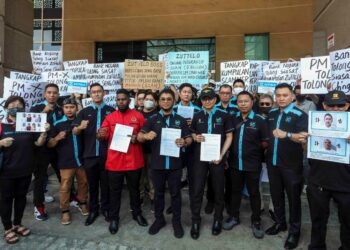 HISHAMUDDIN Hashim (tengah) berkumpul bersama mangsa penipuan sindiket pelaburan di NFCC di Putrajay.

GAMBAR : FAISOL MUSTAFA