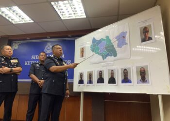 KAMARUL Zaman Mamat menunjukkan lokasi tanah yang didakwa ditukar milik tanpa kebenaran.