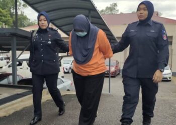 NUR Zaidani Akmal Abd. Majid dibawa ke Mahkamah Majistret Kuala Pilah hari ini bagi didakwa atas tiga pertuduhan berkaitan penipuan tawaran haji serta umrah.-UTUSAN/NOR AINNA HAMZAH.