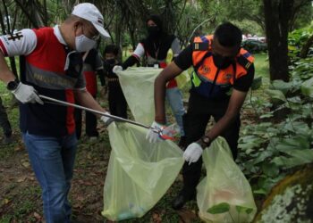 ISMAIL Mokhtar (tengah) dengan 23 sukarelawan yang terlibat dalam program Hari Pembersihan Sedunia 2021 di Taman Tasik Titiwangsa, Kuala Lumpur hari ini. – IHSAN SWCORP