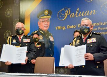NORAZLAN Mohd. Razali (kanan) dan Shamshun Baharin Mohd. Jamil dalam Majlis Paluan Berundur berlangsung di Ibu Pejabat SPRM, Putrajaya. - IHSAN SPRM