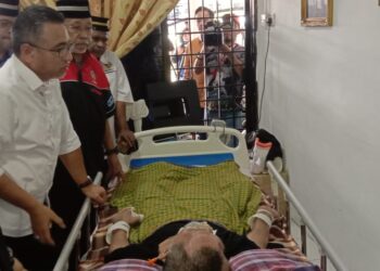 ADLY Zahari (kiri) menziarahi veteran tentera, Md. Narawi Md. Kassim, 67, yang mengalami kecederaan otak akibat kemalangan jalan raya di Taman Samudera, Seri Manjung, hari ini. - UTUSAN