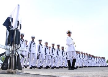 ACARA perbarisan sempena sambutan Hari Ulang Tahun TLDM Ke-89 di Pangkalan TLDM Lumut hari ini. - UTUSAN/MUHAMAD NAZREEN SYAH MUSTHAFA