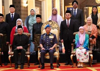 AL-SULTAN Abdullah Ri'ayatuddin Al-Mustafa Billah Shah berkenan bergambar bersama sebahagian daripada timbalan tenteri pada Istiadat Pengurniaan Surat Cara Pelantikan dan Istiadat Mengangkat Sumpah Jawatan dan Setia serta Sumpah Simpan Rahsia Timbalan Menteri Persekutuan di Istana Negara hari ini. Turut kelihatan,  Datuk Seri Anwar Ibrahim. - JABATAN PENERANGAN MALAYSIA