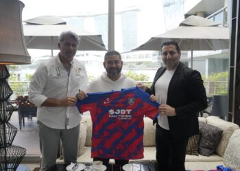 Tunku Mahkota Johor (TMJ), Tunku Ismail Sultan Ibrahim bersama ejen bola sepak, Morris Pagniello (kanan).-IHSAN HRH Crown Prince of Johor