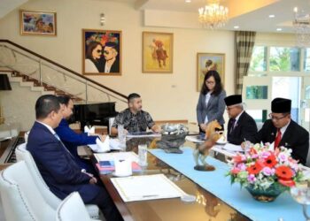 TUNKU Ismail Sultan Ibrahim menerima mengadap Noorazam Osman (dua dari kanan) dan pakar-pakar pengurusan air dan sistem saliran air di Johor Bahru.
