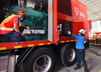 KEPUTUSAN kerajaan mengekalkan tarif elektrik untuk pengguna domestik dan IKS dapat mengurangkan beban kos sara hidup rakyat. - GAMBAR HIASAN