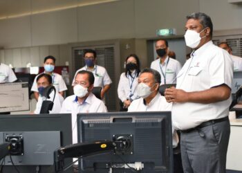 BAHARIN Din (tiga, dari kanan) menerima penerangan pada sesi mula tugas operasi unit 1 dan 2 janakuasa SJSM di Pusat Kawalan Muatan Kuasa Nasional (NLDC) di Kompleks Ibu Pejabat TNB, Bangsar di Kuala Lumpur, baru-baru ini.