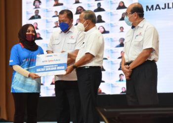 HASAN Arifin (dua dari kanan) menyerahkan replika dermasiswa MyBF kepada penerima MyBF, Nur Dahlia Amirah Mohd Amin sambil disaksikan Presiden dan Ketua Pegawai Eksekutif TNB, Datuk Ir. Baharin Din (dua dari kiri) dan Pengarah YTN, Datuk Ir. Dr. Ibrahim Hussein (kanan).