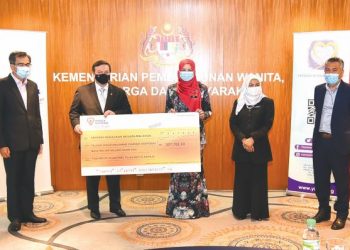 Amir Hamzah menyampaikan sumbangan TNB untuk Yayasan Kebajikan Negara kepada Rina Harun di Putrajaya, Selasa lalu.