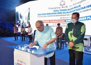 SULTAN Ibrahim Sultan Iskandar berkenan menandatangani plak perasmian Sultan Ibrahim Power Plant,
disaksikan oleh Baharin Din di Johor, semalam. – GAMBAR IHSAN TNB