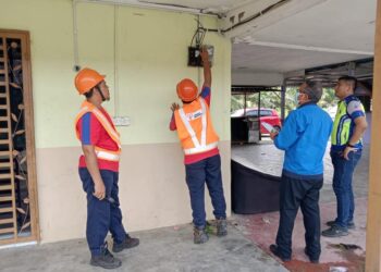 KAKITANGAN TNB Kulim dibantu anggota polis melakukan kerja pemotong bekalan elektrik di premis yang terbabit dengan kegiatan judi dalam talian dalam operasi di sekitar daerah Kulim, Kedah, semalam.