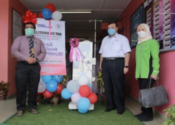 Aidah Abu (kanan) pada majlis penyerahan sumbangan mesin dialisis kepada Timbalan Pengarah (Perubatan) Hospital Hulu Terengganu, Dr. Mohamad Yurzi Mat Rani (kiri), baru-baru ini.