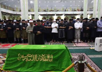 SOLAT jenazah Allahyarhamah Toh Puan Zurina Kassim di Masjid Al-Azim, Bukit Palah, Melaka yang dihadiri pemimpin kerajaan negeri dan orang ramai. - UTUSAN/AMRAN MULUP 