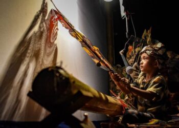 AKSI Pyu di pentas menarik perhatian kerana disifatkan tidak padan dengan usia apabila cekap mengawal patung wayang kulit sambil petah bercerita selain pandai berdikir barat. - FOTO/YATIMIN ABDULLAH