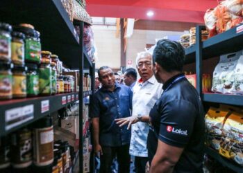MAHDZIR Khalid melawat tapak reruai Kementerian Pembangunan Luar Bandar sempena MAHA 2022 di MAEPS, Serdang, Selangor. - UTUSAN/AFIQ RAZALI