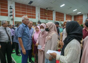 MAHDZIR Khalid beramah mesra dengan sebahagian pelajar selepas menyampaikan sumbangan kepada 385 anak-anak daerah itu yang sedang menuntut di IPT di Kuala Nerang< Kedah, hari ini. - UTUSAN/ SHAHIR NOORDIN
