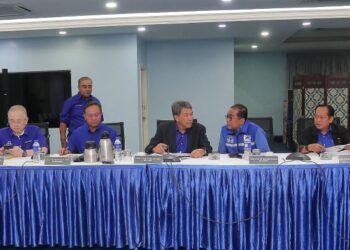 MOHAMAD Hasan (tengah) mempengerusikan  Mesyuarat Jawatankuasa Penyelaras Barisan Nasional (BN) Johor di Johor Bahru, hari ini. Turut hadir,  Mohamed Khaled Nordin (dua dari kanan), Ahmad Maslan (kanan), Hasni Mohammad (dua dari kiri) dan Wee Ka Siong. -UTUSAN/ RAJA JAAFAR  ALI