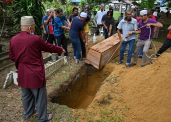 JENAZAH Tok Mun selamat dikebumikan di Tanah Perkuburan Islam Kampung Atas Tol, Kuala Terengganu, hari ini.  - UTUSAN/PUQTRA HAIRRY ROSLI