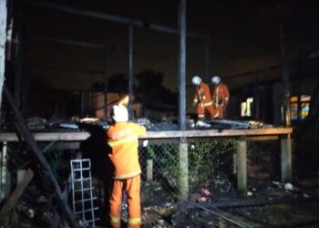 ANGGOTA bomba melakukan kerja-kerja pemadaman api di sebuah rumah di Kampung Gong Tok Nasek, Kuala Terengganu.