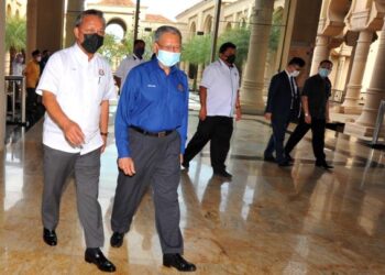 MUSTAPA Mohammed (kanan) bersama Hasni Mohammad ketika menghadiri Mesyuarat Sesi Roadshow Pasca RMK-12 di Kota Iskandar. - FOTO/RAJA JAAFAR ALI