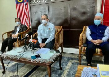 MUSTAPA Mohamed dalam sidang akhbar selepas sesi Taklimat Status Projek Pembangunan RMK-12 Kelantan di Kota Bharu. - UTUSAN/ROSLIZA MOHAMED