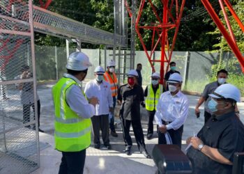 MUSTAPA Mohamed (dua dari kanan) mendengar taklimat mengenai pembinaan serta operasi  menara telekomunikasi di Kampung Kubang Tebik, Machang, Kelantan, hari ini. 
