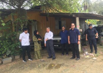 MUSTAPA Mohamed (tiga dari kanan) melawat rumah salah seorang peserta Program Pembasmian Miskin Tegar di Kampung Kubang Golok,Bachok, Kelantan, hari ini. UTUSAN/ROSMIZAN RESDI