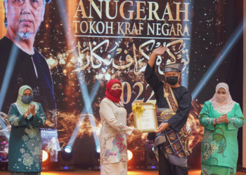 NANCY Shukri menyampaikan Anugerah Tokoh Kraf Negara kepada Norhaiza Noordin (dua, kanan)
selepas merasmikan Hari Kraf Kebangsaan 2022 di Kompleks Kraf Kuala Lumpur baru-baru ini. –
UTUSAN/AMIR KHALID.