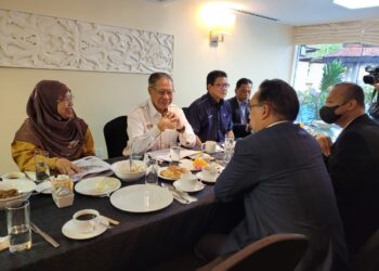 MUSTAPHA Mohamed (dua dari kiri) semasa menyertai sesi perbincangan mengenai pelaksanaan BMTKM Fasa kedua bersama rakan-rakan strategik di Kota Bharu, Kelantan hari ini. - UTUSAN/MUSTAQIM MOHAMED