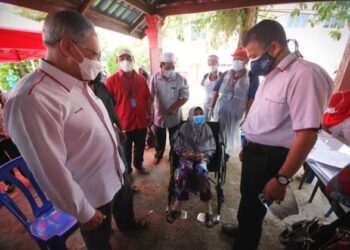 MUSTAPA Mohamed ketika meninjau Program Outreach Vaksin Covid-19 di Pejabat Ahli Parlimen Jeli hari ini. - UTUSAN/ZULHANIFA SIDEK