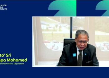 MUSTAPA Mohamed berucap melancarkan Laporan Kajian Platform Ekonomi Baharu secara maya di Putrajaya, semalam.