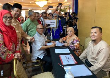 WAN ROSDY Wan Ismail (duduk, kiri) menghantar borang pencalonan menawarkan diri bertanding jawatan Naib Presiden UMNO di Ibu Pejabat UMNO, Pusat Dagangan Dunia Putra (PWTC) di Kuala Lumpur.