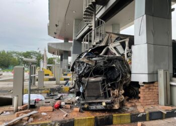 KEADAAN treler yang merempuh plaza tol Ayer Hitam, Selangor. - IHSAN PDRM