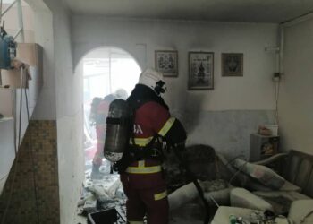 ANGGOTA bomba memadam kebakaran sebuah rumah akibat tong gas LPG meletup dan mencederakan seorang lelaki di Taman Johor Jaya, Johor Bahru, hari ini.