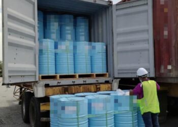 SEBANYAK 80 tong dram berisi lemak susu disita Maqis Pulau Pinang dalam pemeriksaan di Terminal Kontena Butterworth Utara (NBCT), semalam kerana pemiliknya mengemukakan sijil kesihatan yang berbeza dari negara pengimport.