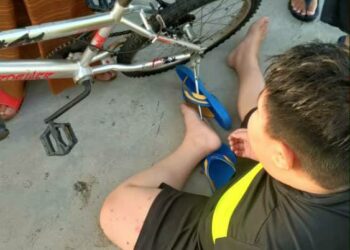 KEADAAN seorang kanak-kanak lelaki yang cedera  setelah kakinya tertusuk tongkat basikal di Taman Mawar, Alor Setar, Kedah, hari ini.