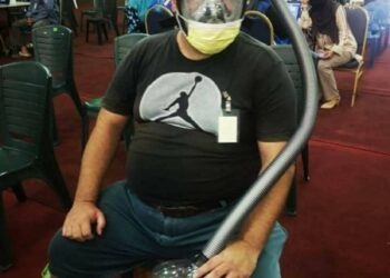 SEORANG lelaki warga asing mengenakan topeng muka buatan sendiri di PPV di Kompleks Sukan LADA, Langkawi. - MEDIA SOSIAL