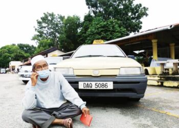 WAHID Abdul Rashid buntu memikirkan nasib sebagai pemandu kereta sewa kerana tiada penumpang mahu menggunakan perkhidmatannya di Rantau Panjang, Kelantan. - UTUSAN/YATIMIN ABDULLAH