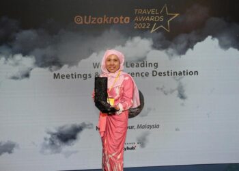 NORLIZAH Jahaya memegang plak trofi untuk Kuala Lumpur sebagai juara kategori bandar raya destinasi mesyuarat utama global di Istanbul, Turkiye. - GAMBAR IHSAN TOURISM MALAYSIA