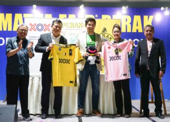 LOH Sze Yee (dua dari kiri), Neow Choo Seong (tengah) dan Nurmalis Musa (dua kanan) menerima cenderahati iaitu jersi Perak FC pada MoU di antara Perak FC dan Tourism Perak di Ipoh hari ini. - UTUSAN/ZULFACHRI ZULKIFLI